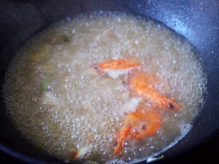 13、肉片海虾烩猪血,大火煮沸后。