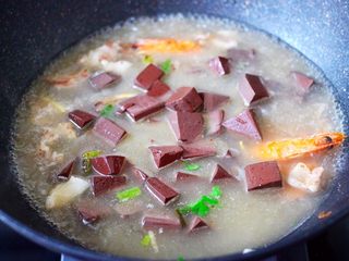 14、肉片海虾烩猪血,放入焯过水的猪血。