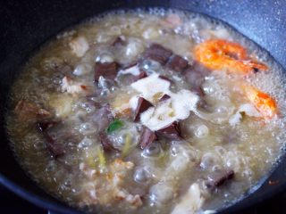 15、肉片海虾烩猪血,大火煮沸后，继续煮1分钟。