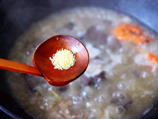 16、肉片海虾烩猪血,这个时候加入鸡精增鲜。