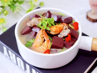 18、肉片海虾烩猪血,营养丰富又健康养生的肉片海虾烩猪血就出锅咯。