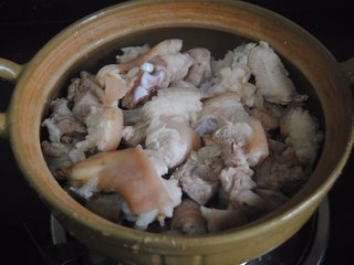 5、南乳猪蹄,放入砂锅内