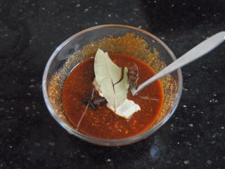 8、南乳猪蹄,放入八角，香叶和陈皮勺子拌匀