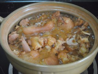 12、南乳猪蹄,最后收汁调入适量食盐出锅