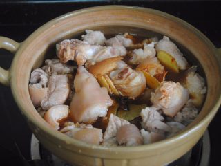 10、南乳猪蹄,加入两碗清水和料酒