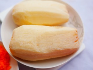 1、健脾清肺的蒸藕盒,莲藕去皮洗净。