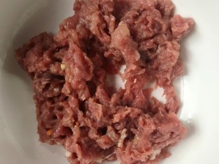 4、健脾清肺的蒸藕盒,肉末加入盆内。