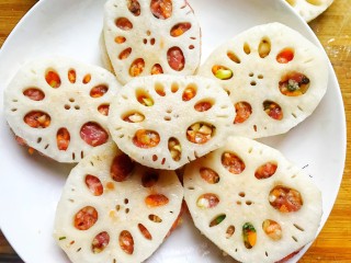 8、健脾清肺的蒸藕盒,将拌好的肉馅填在莲藕片中间摆入盘中。