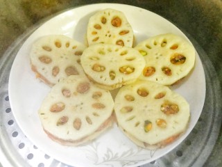 9、健脾清肺的蒸藕盒,把铺好的莲藕盒放入锅内加盖蒸20分钟。