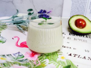 14、香蕉牛油果奶昔,成品图