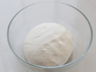 1、猪肉山芹馅蒸饺,面粉中加入热水揉成光滑的面团，盖湿布或者保鲜膜静置20-30分钟，让面团充分松弛