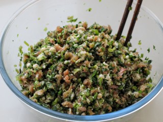 7、猪肉山芹馅蒸饺,放入肉馅中拌匀，馅料就调好了