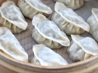 14、猪肉山芹馅蒸饺,皮薄馅大的猪肉山芹馅蒸饺就做好了!
