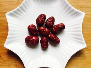 5、红枣桃胶桂圆汤～养生壶版,红枣洗干净沥干水分备用