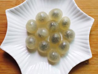 7、红枣桃胶桂圆汤～养生壶版,剥掉桂圆壳备用