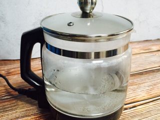 9、红枣桃胶桂圆汤～养生壶版,养生壶里加入饮用水300ml