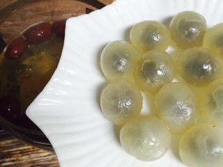 14、红枣桃胶桂圆汤～养生壶版,再加入剥好的新鲜桂圆