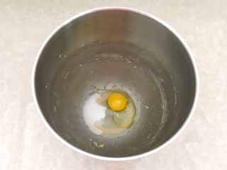 2、垂涎欲滴的红豆小餐包(一次性发酵),后盐法,除了盐和面粉外,习惯先将糖、酵母、鸡蛋和牛奶放在一起,牛奶要预留30克