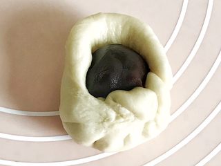 10、垂涎欲滴的红豆小餐包(一次性发酵),按照包包子的手法包起来,注意要扭紧