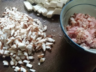 4、香菇肉末豆腐,盐，生抽腌制鸡肉，香菇切成碎末