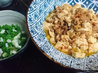 15、香菇肉末豆腐,出锅可按个人撒少许辣椒粉