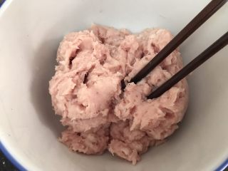 2、冬瓜粉丝肉丸清汤,搅碎成肉泥倒出大碗里