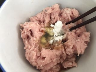 3、冬瓜粉丝肉丸清汤,加入蚝油半勺,料酒半勺,香油1/3勺,玉米淀粉一匙,姜粉半匙(可以用胡椒粉)盐半匙,鸡蛋清一个(就是不要蛋黄)