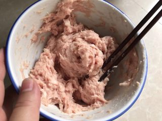 4、冬瓜粉丝肉丸清汤,然后拼命快速搅拌,直到上劲起胶状