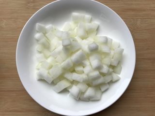 5、冬瓜粉丝肉丸清汤,冬瓜切小块