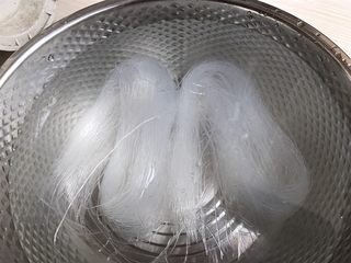7、冬瓜粉丝肉丸清汤,粉丝提前泡软