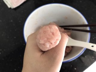 8、冬瓜粉丝肉丸清汤,手抓一团肉泥,用虎口处往上挤出一个小丸子