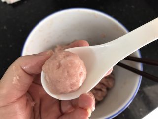 10、冬瓜粉丝肉丸清汤,然后小汤匙铲起虎口上的小丸子