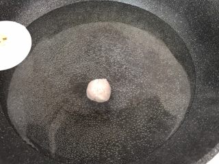 11、冬瓜粉丝肉丸清汤,轻轻放进锅里,不要去铲动它