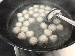 12、冬瓜粉丝肉丸清汤,直到全部挤完肉丸,煮开至肉丸全部漂浮锅面就好了