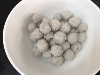 13、冬瓜粉丝肉丸清汤,把肉丸捞出来