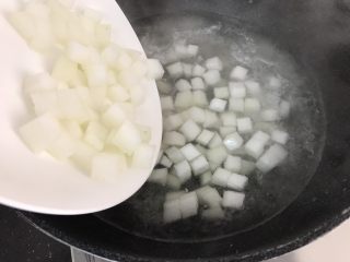 14、冬瓜粉丝肉丸清汤,肉丸汤里加入冬瓜