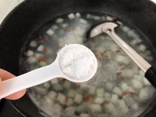 17、冬瓜粉丝肉丸清汤,加入一匙盐调味