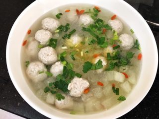 19、冬瓜粉丝肉丸清汤,撒上葱花,香菜,滴几滴香油,完成,非常美味的说!