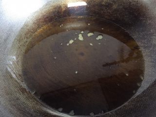 5、酱油籽虾,锅烧热倒入菜籽油，把油烧热，也可以用色拉油，看自己喜欢的口味。