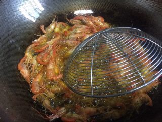 6、酱油籽虾,油高温把籽虾入锅。