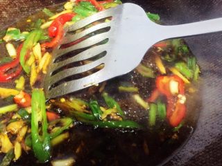 11、酱油籽虾,加入清水、酱油、糖小火烧开煮三分钟左右关火。