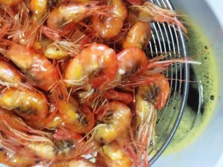 9、酱油籽虾,用漏勺把籽虾捞出控干油。