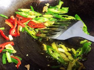 10、酱油籽虾,锅里的油倒在容器里，锅里留一点点油，放入葱、姜、辣椒小火煸出香味。