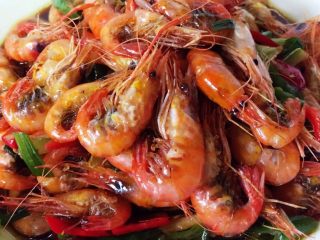 12、酱油籽虾,炸好的籽虾装盘，把熬好的汤汁浇在籽虾上放置一刻钟使调料入味到虾里，中途可以翻拌一次入围更均匀。