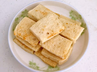 14、明虾煲,把煎好的豆腐放入盘里备用