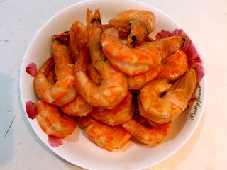 16、明虾煲,把炒好的明虾盛出来备用