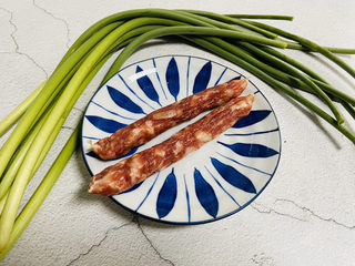 1、蒜苗炒腊肠,准备好食材