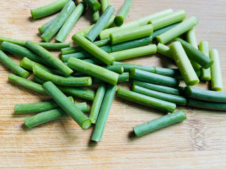 3、蒜苗炒腊肠,沥干水分切段