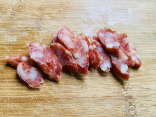 4、蒜苗炒腊肠,腊肠清洗一下切片