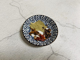 5、蒜苗炒腊肠,八角、辣椒、花椒、香叶